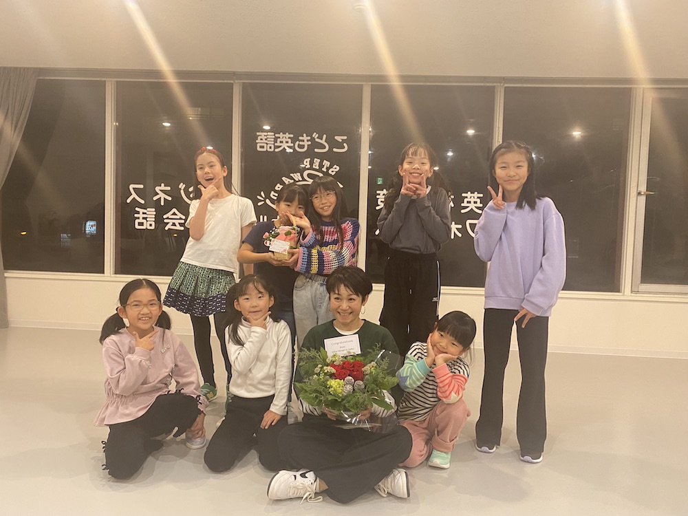 こどもたちと講師が笑顔で集合写真